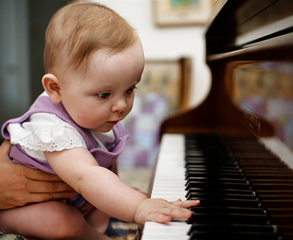 bebe-y-piano
